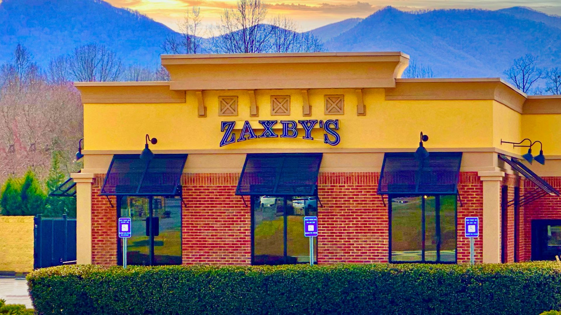 File:A Zaxby's chicken restaurant in Hiawassee, Georgia, United States 03.jpg