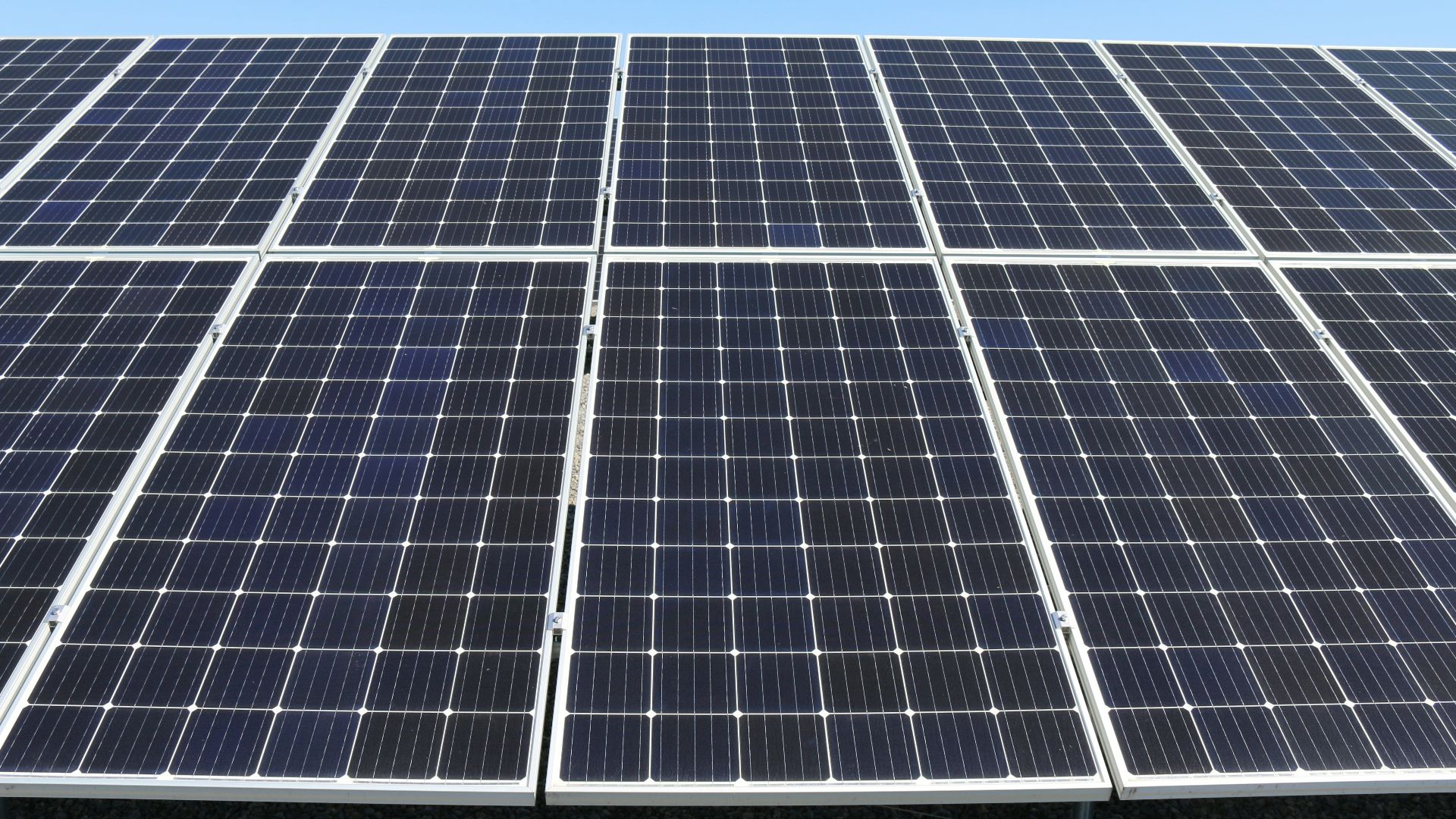 blue solar panels during daytiem