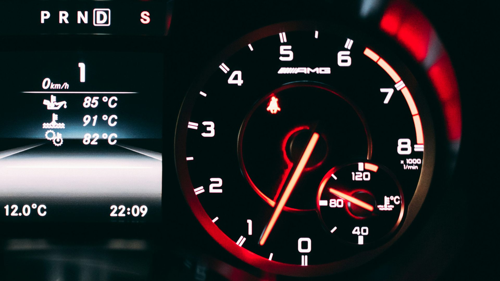 black and red analog speedometer
