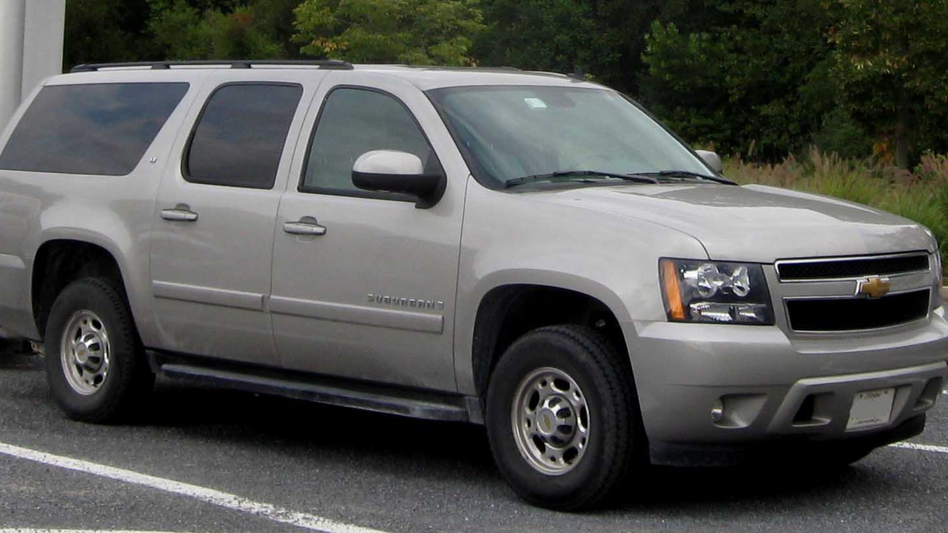 File:Chevrolet Suburban LT GMT900.jpg