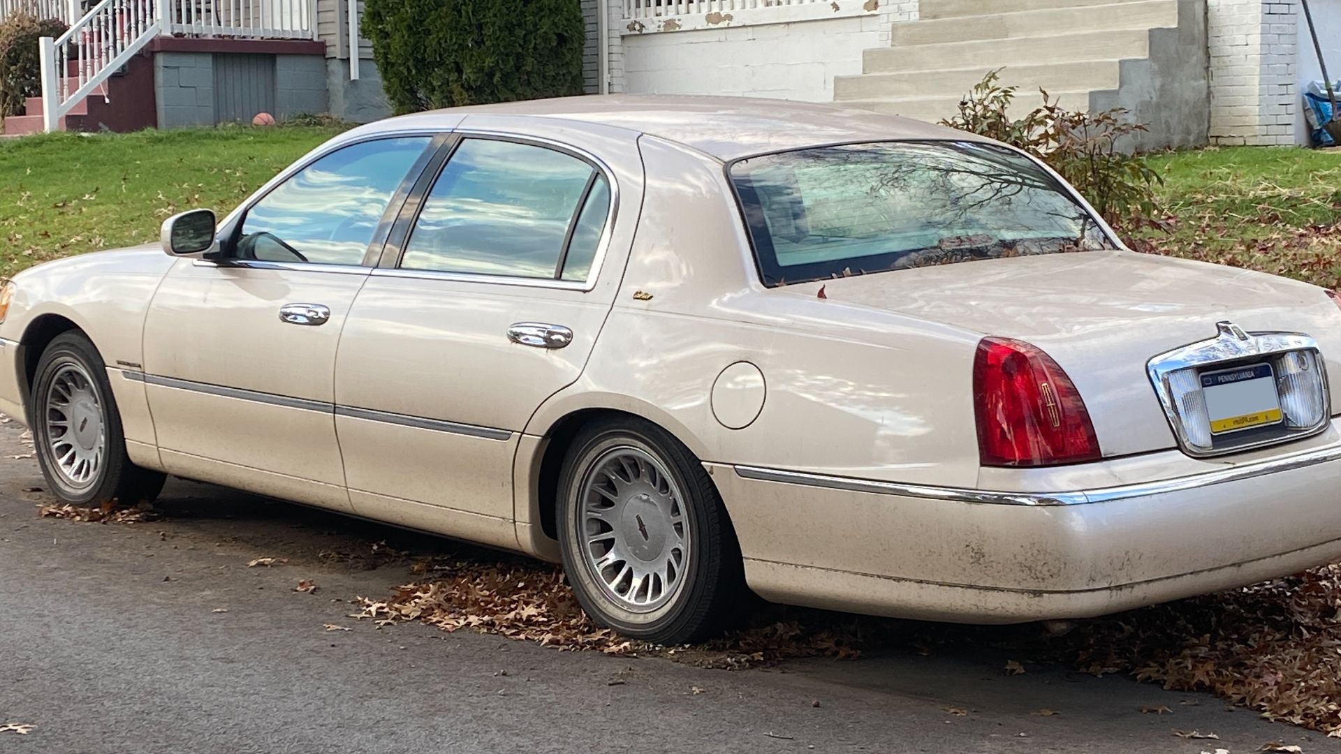 File:1998 Lincoln Town Car Cartier in Ivory Pearl Metallic, rear left, 11-05-2023.jpg