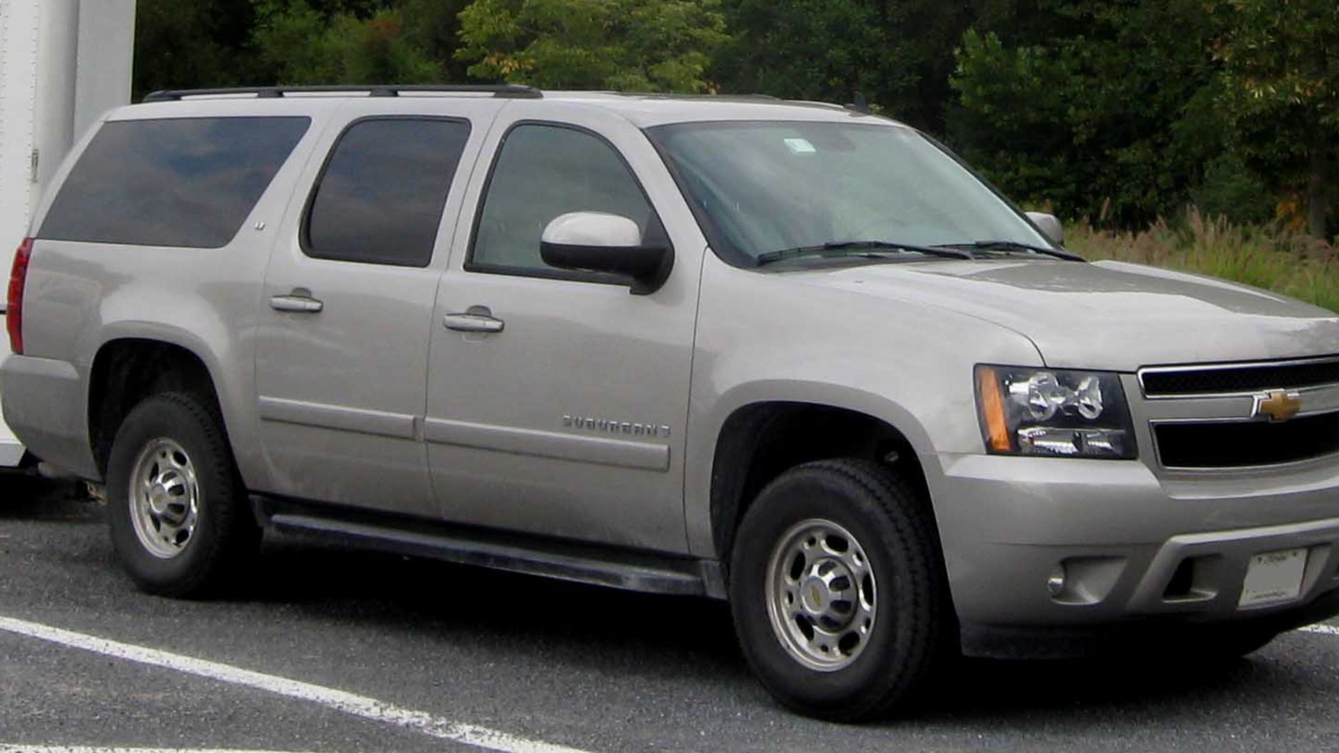 File:Chevrolet Suburban LT GMT900.jpg