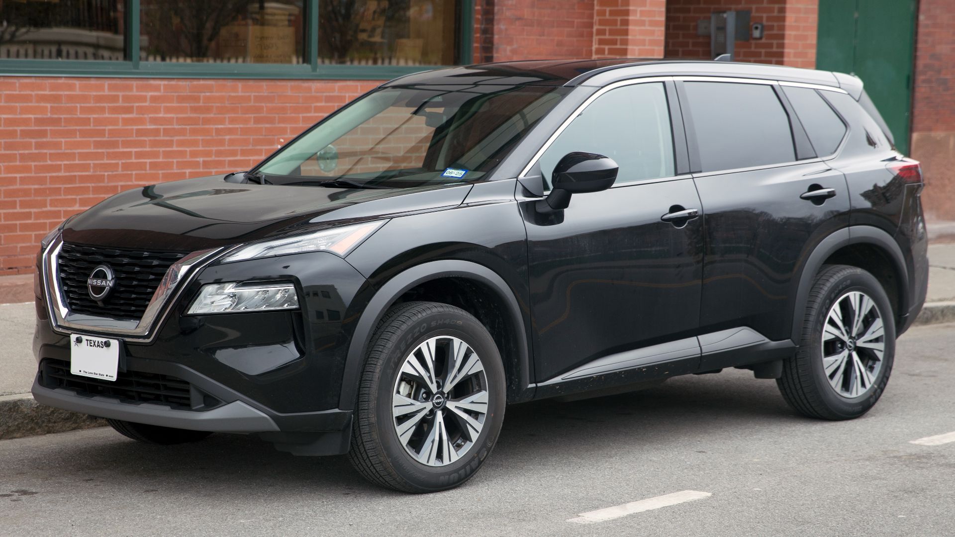 File:2023 Nissan Rogue SV in Super Black, front left.jpg