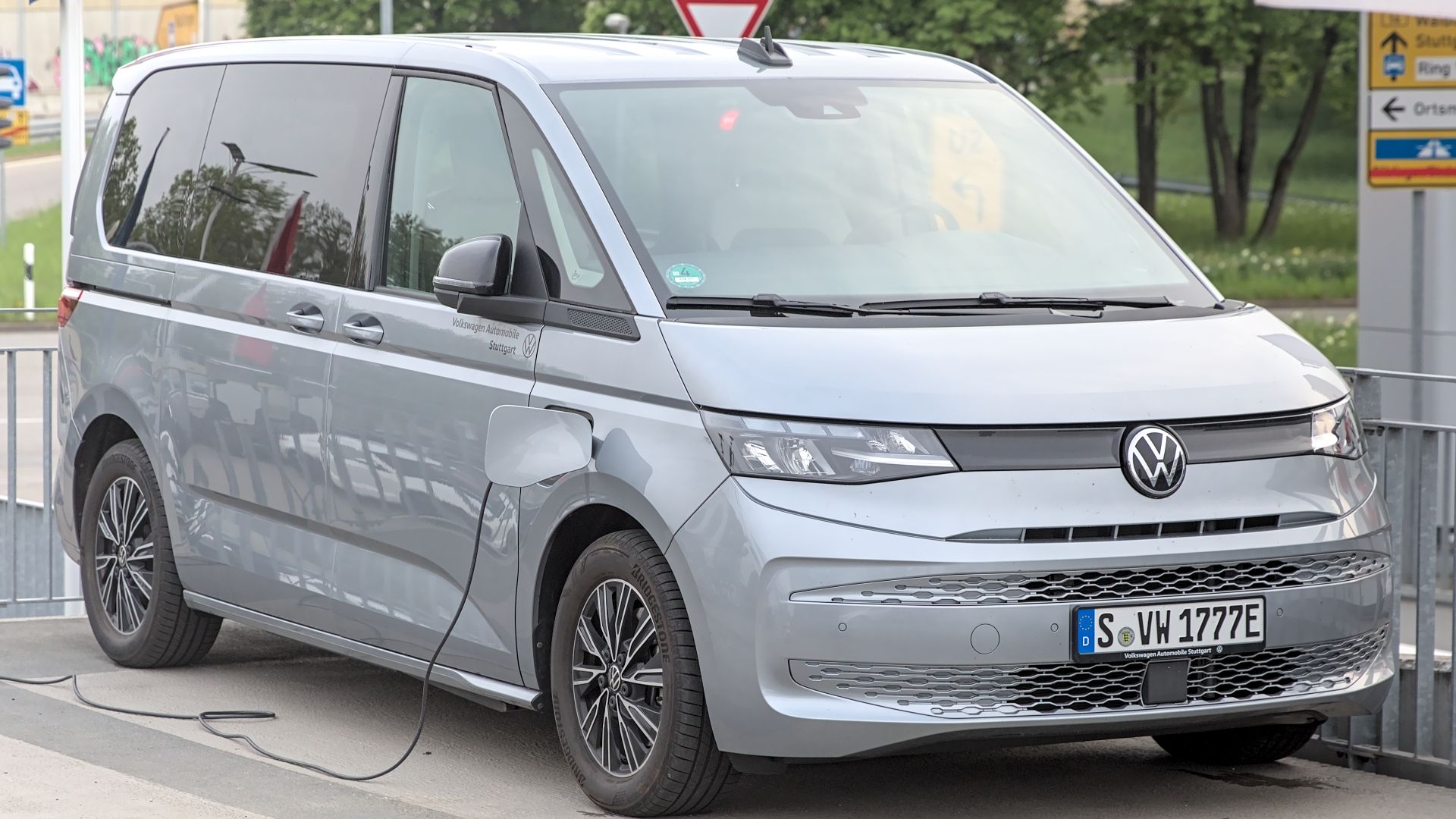 File:Volkswagen T7 Multivan PHEV 1X7A0298.jpg