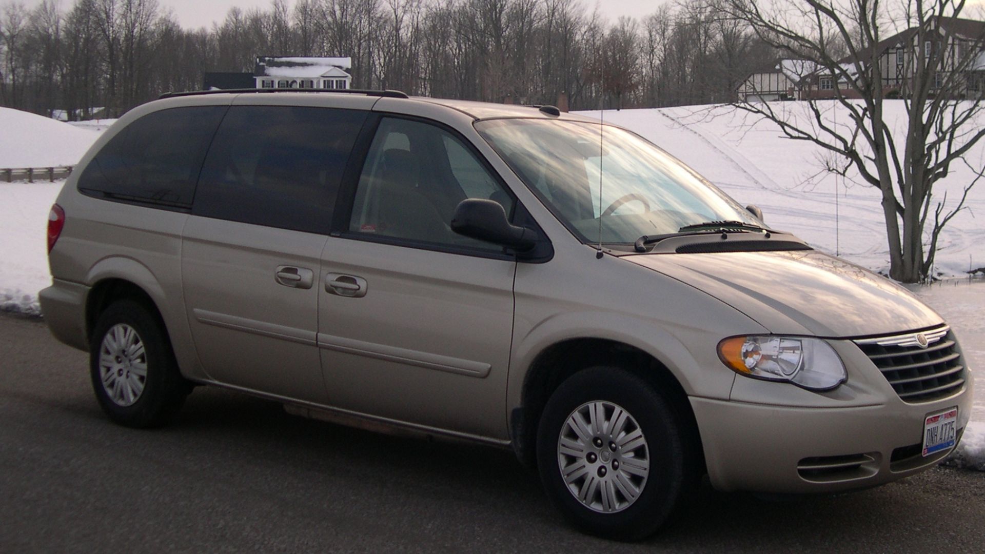 File:2005 Chrysler Town and Country LX.JPG
