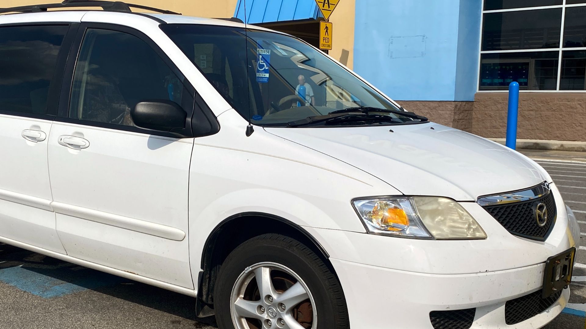 File:2003 Mazda MPV in Pure White, front right, 08-09-2023.jpg