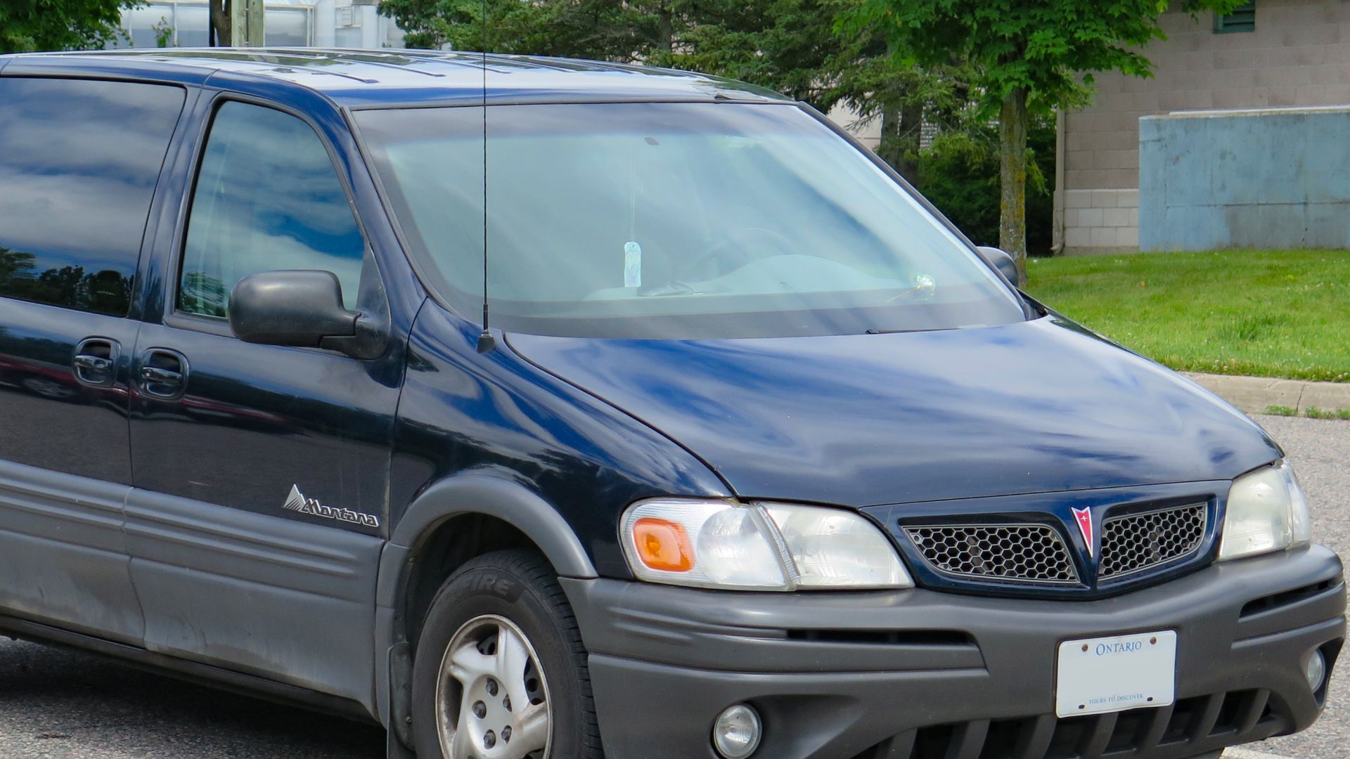 File:2002 Pontiac Montana Extended Wheelbase in Blue Black Metallic, front right, 2024-06-30.jpg