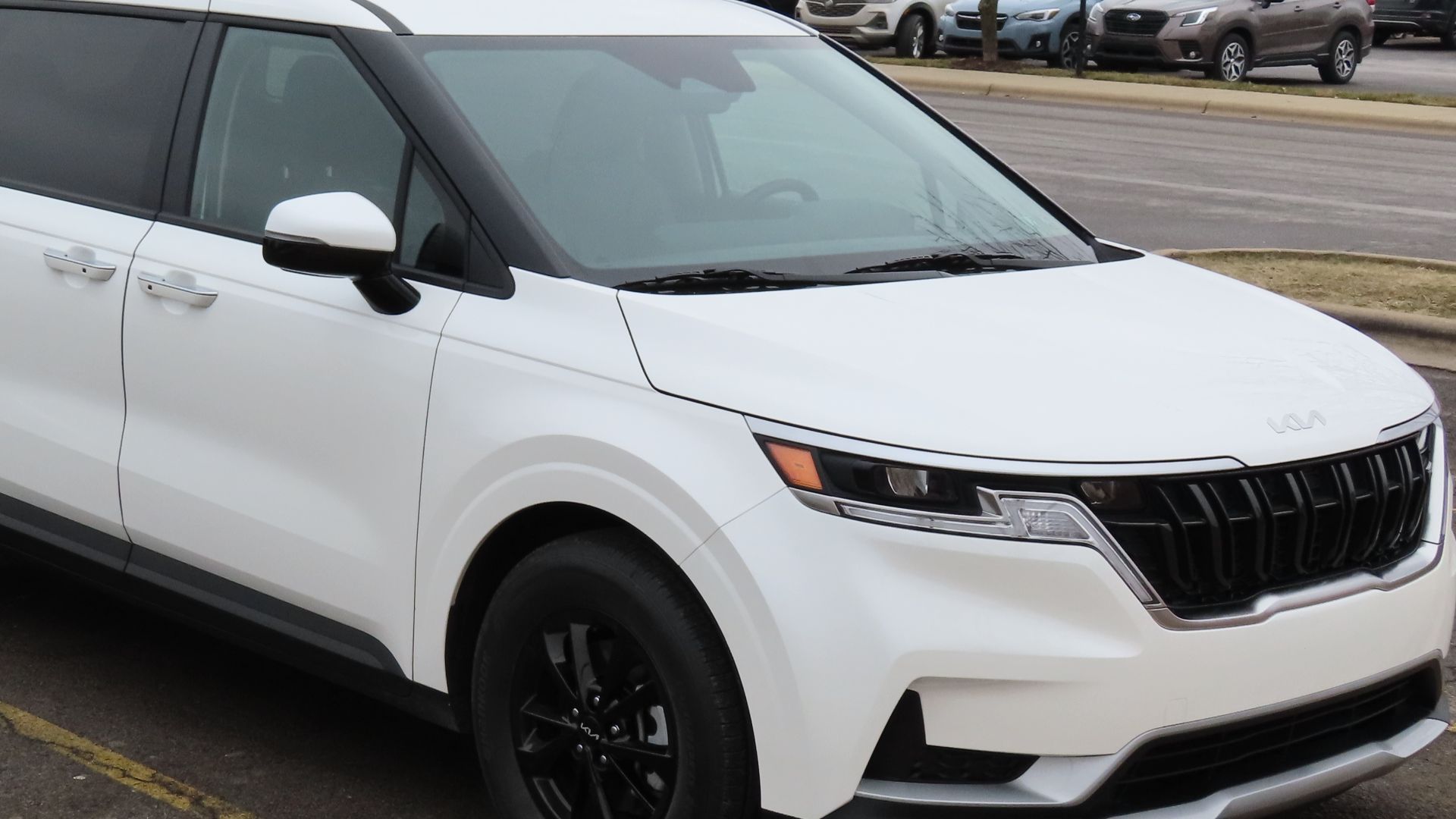 File:2023 Kia Carnival LX, front right, 02-06-2023.jpg