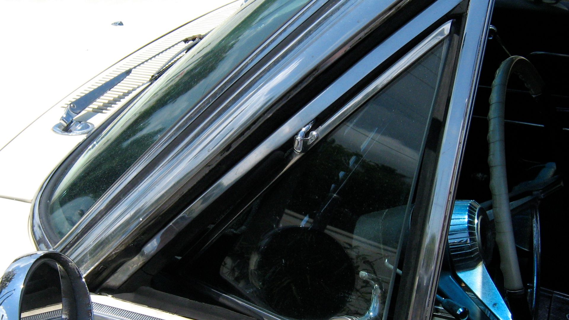 File:1965 AMC Ambassador detail of vent window.jpg