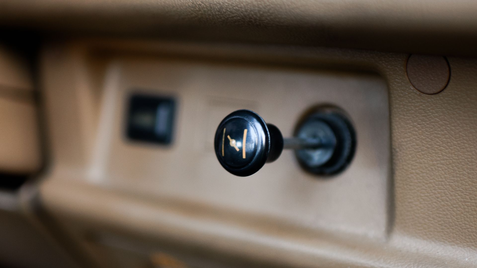 File:1989 Hyundai Excel GL Manual Choke.jpg