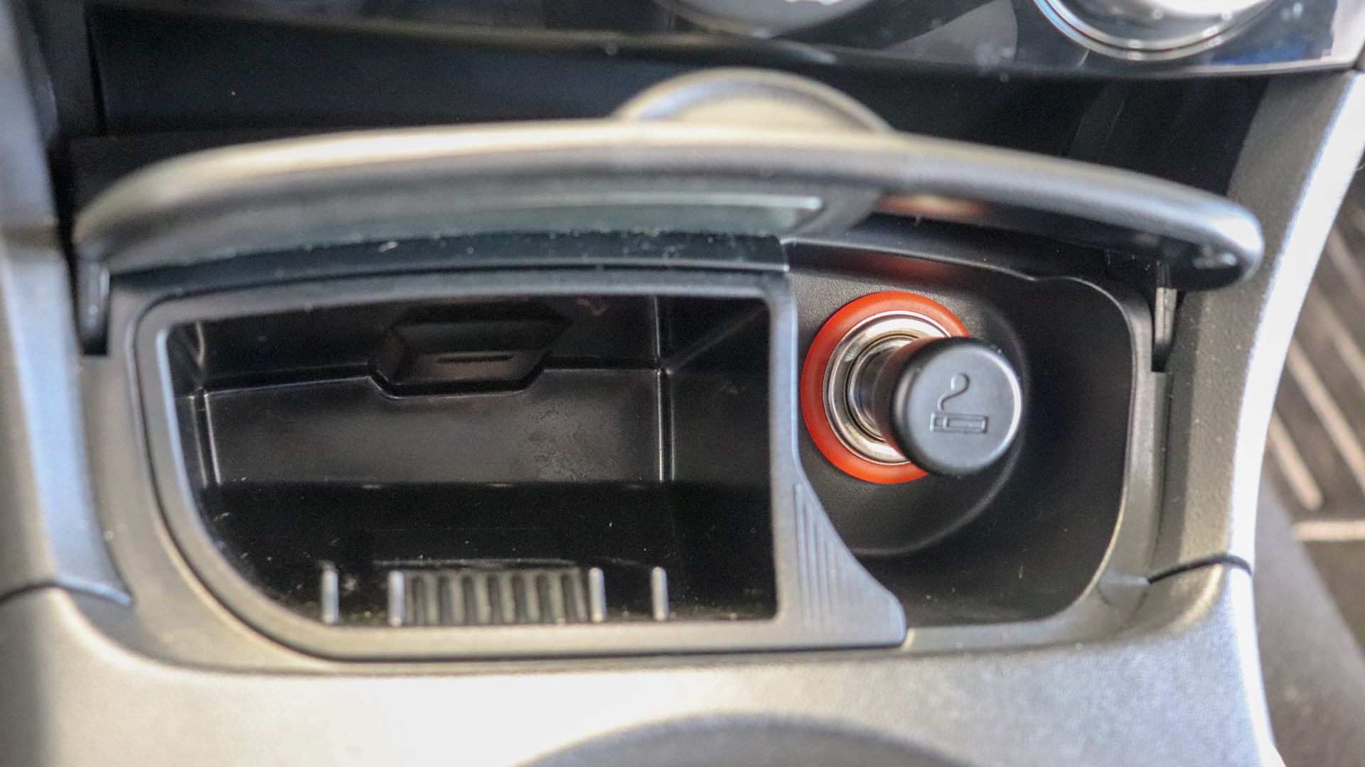 File:2004 Mazda RX-8 Cigarette Lighter and Ashtray.jpg