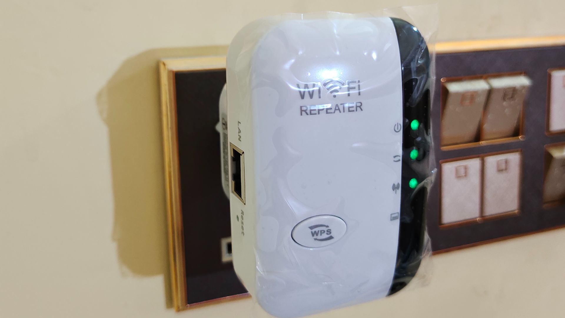 File:Wifi Range Extender.jpg