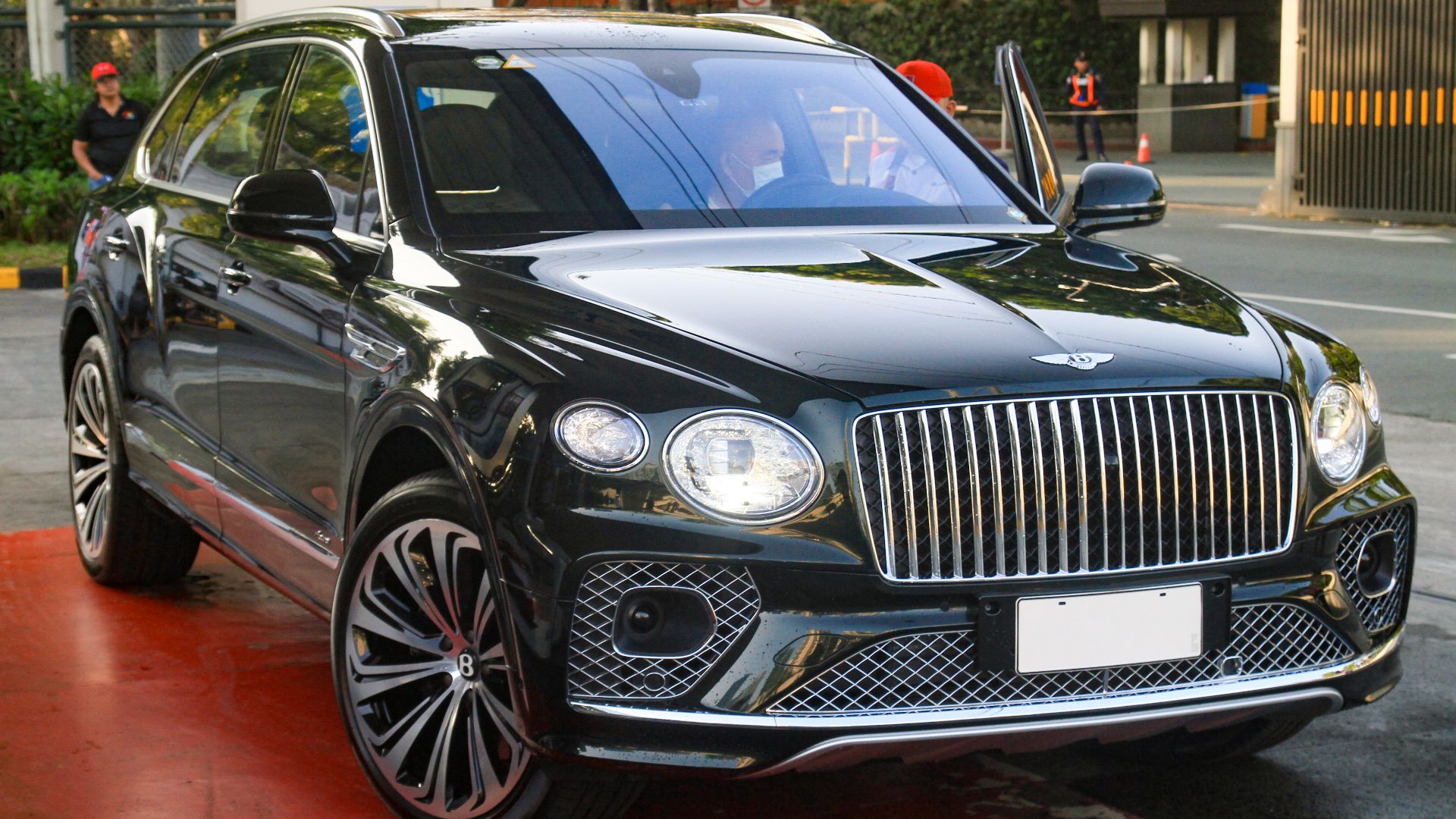 File:Bentley Bentayga EWB Azure Cumbrian Green - front.jpg