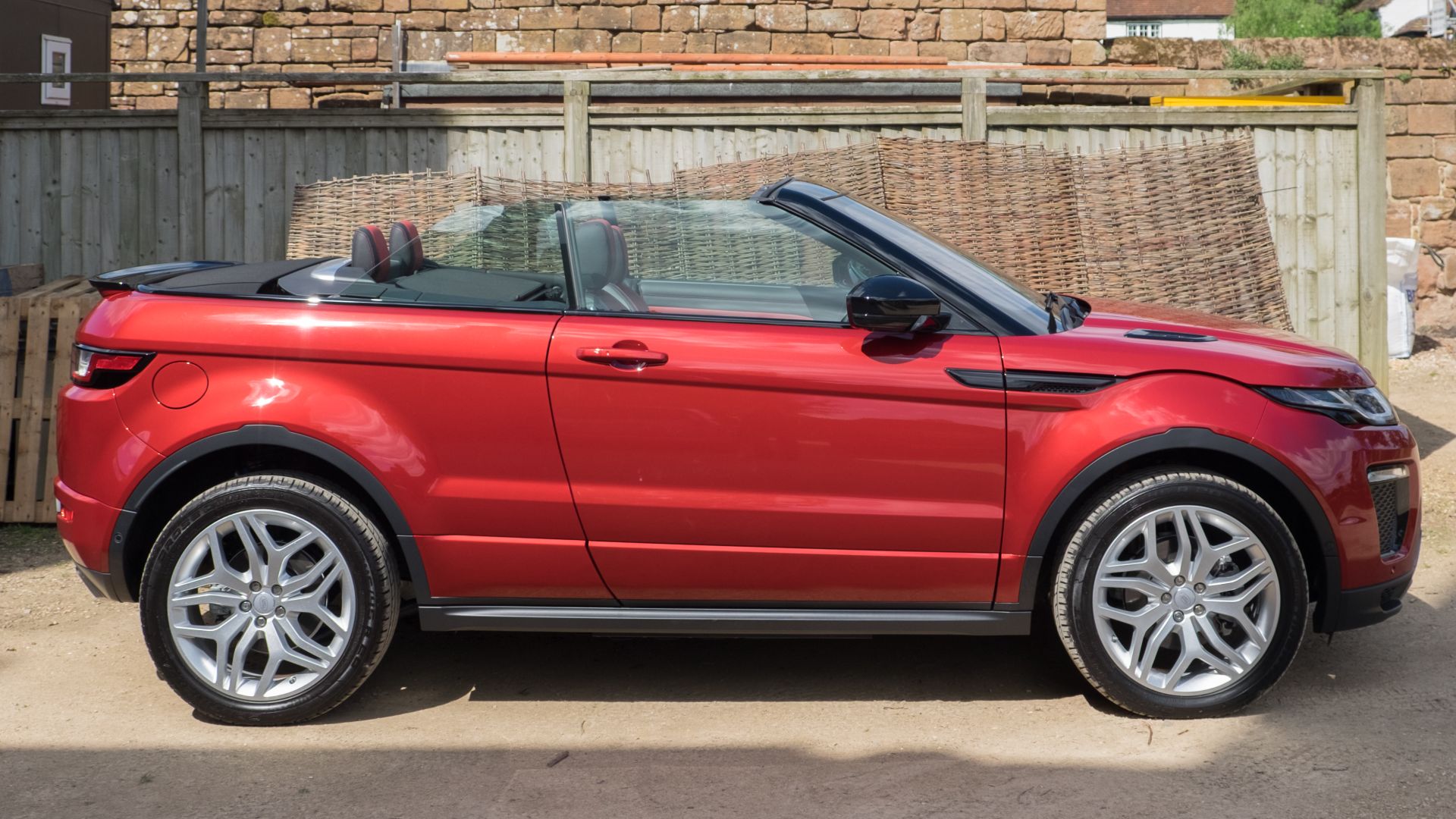 File:Land Rover Range Rover Evoque Convertible 2016 - side.jpg