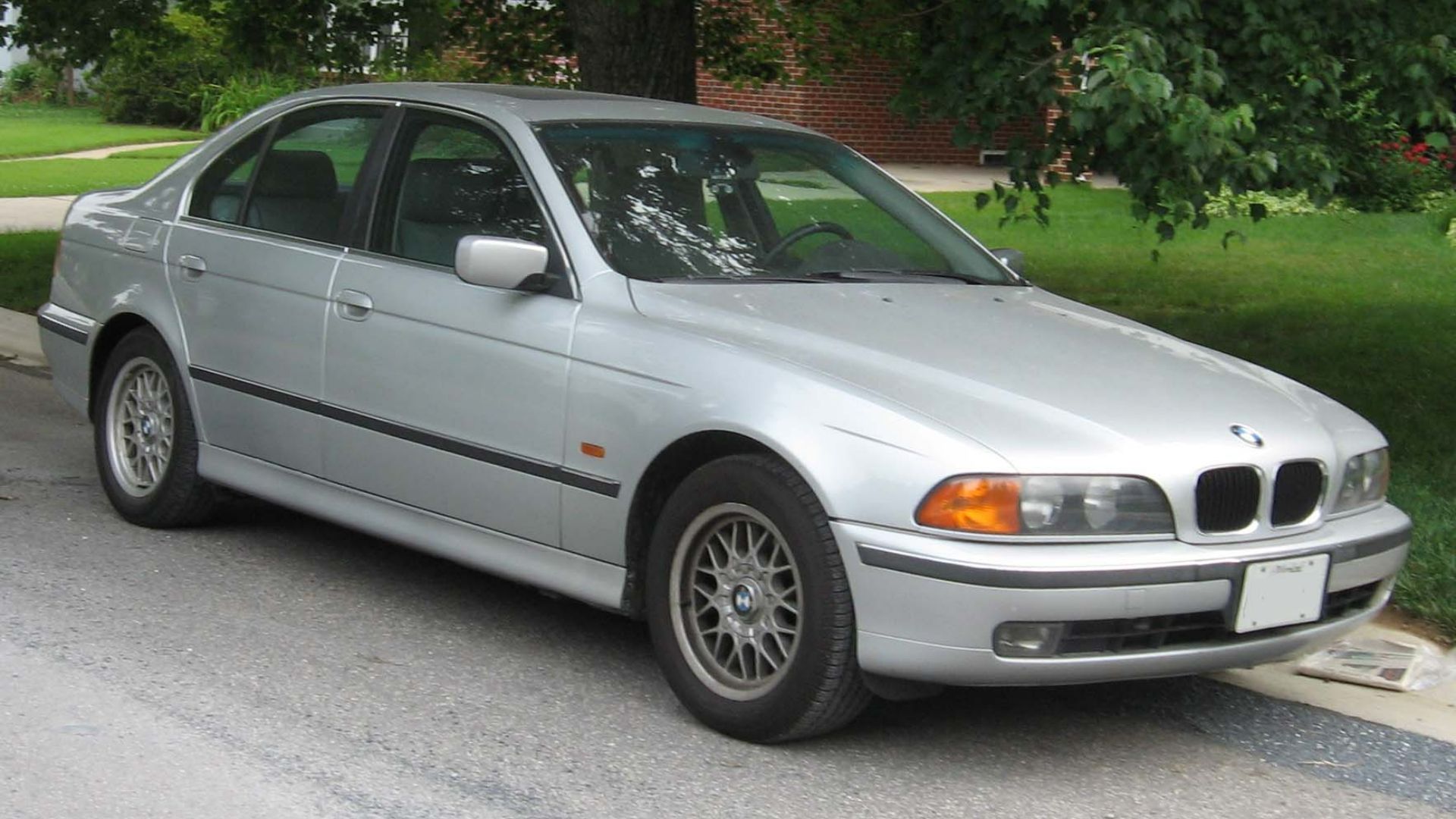 File:96-00 BMW 5-Series E39 sedan.jpg