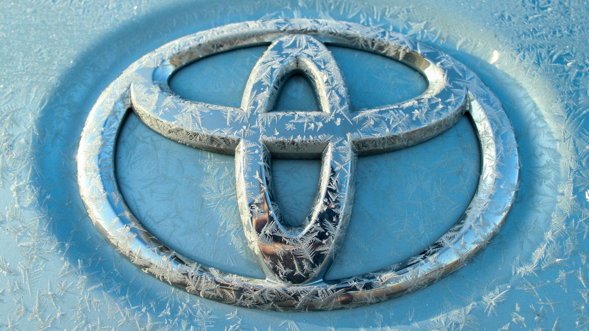 silver Toyota emblem