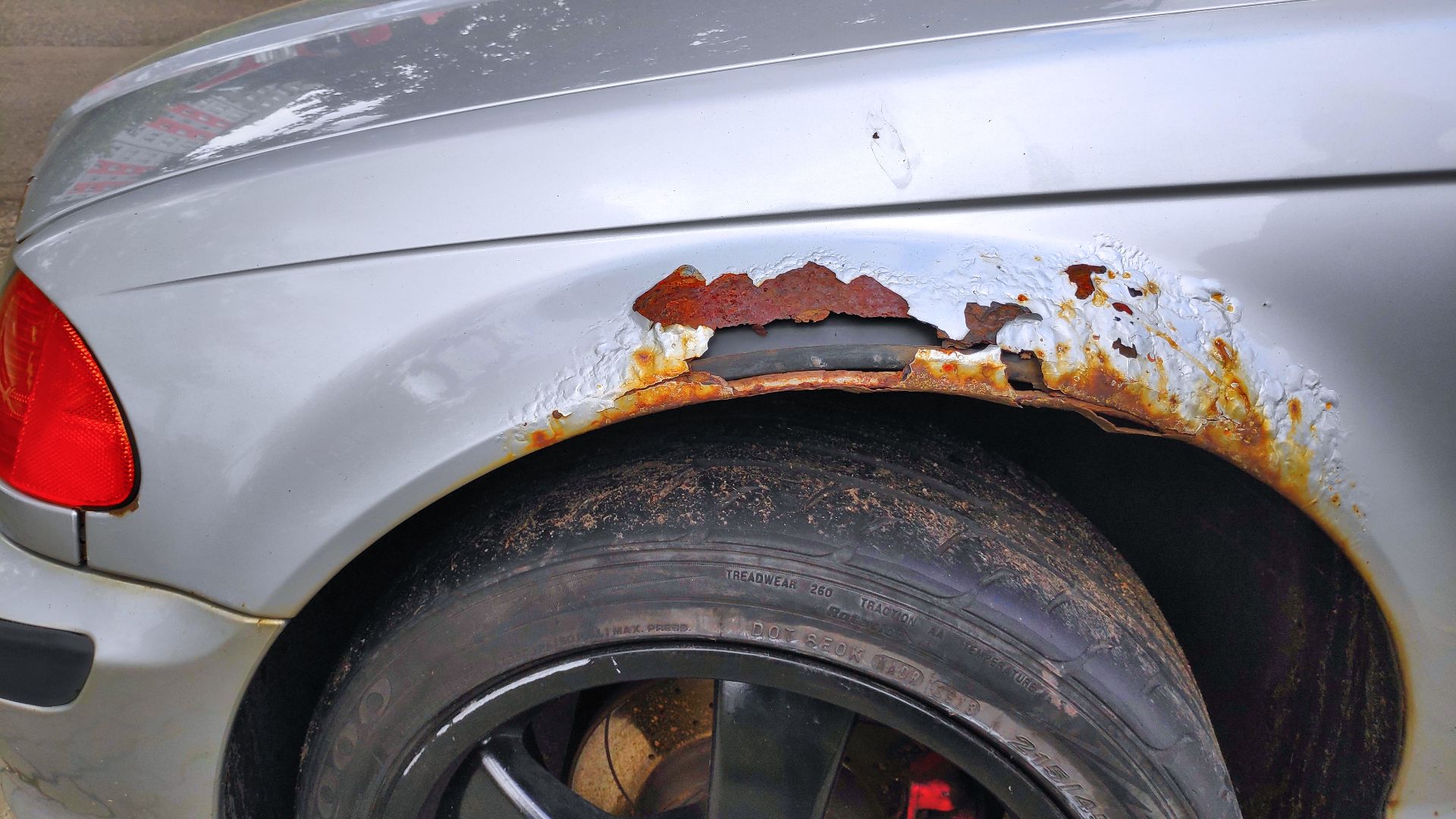 File:025 Durchgerostet Karosserie - car bodywork rusted through in BMW 318i E46.jpg