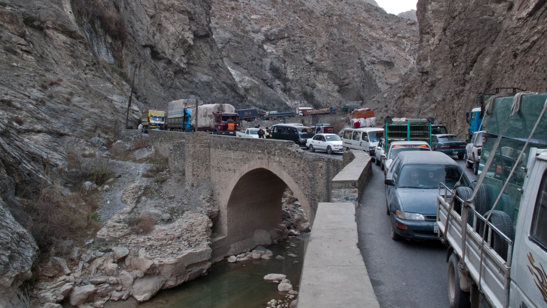 File:Gridlock on the Kabul Jalalabad Highway (5300814706).jpg