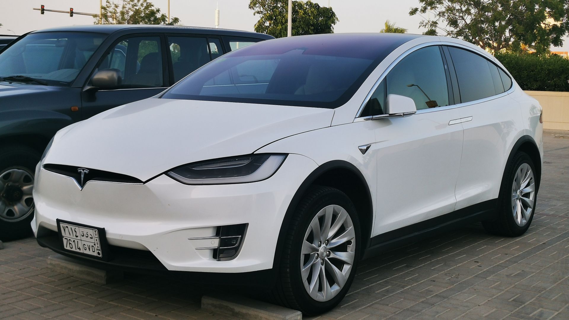 File:Tesla Model X KSA.jpg