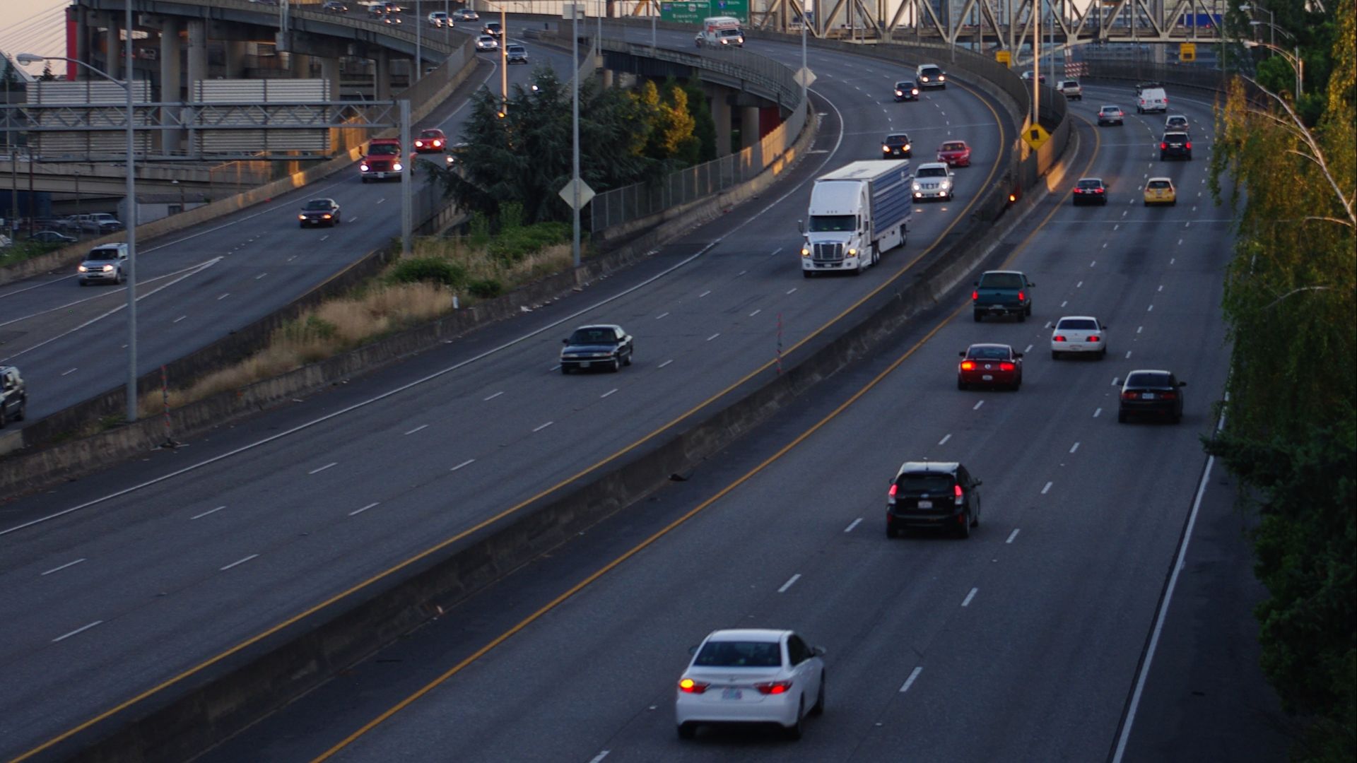 File:Interstate 5 at Belmont close - Portland, Oregon.jpg