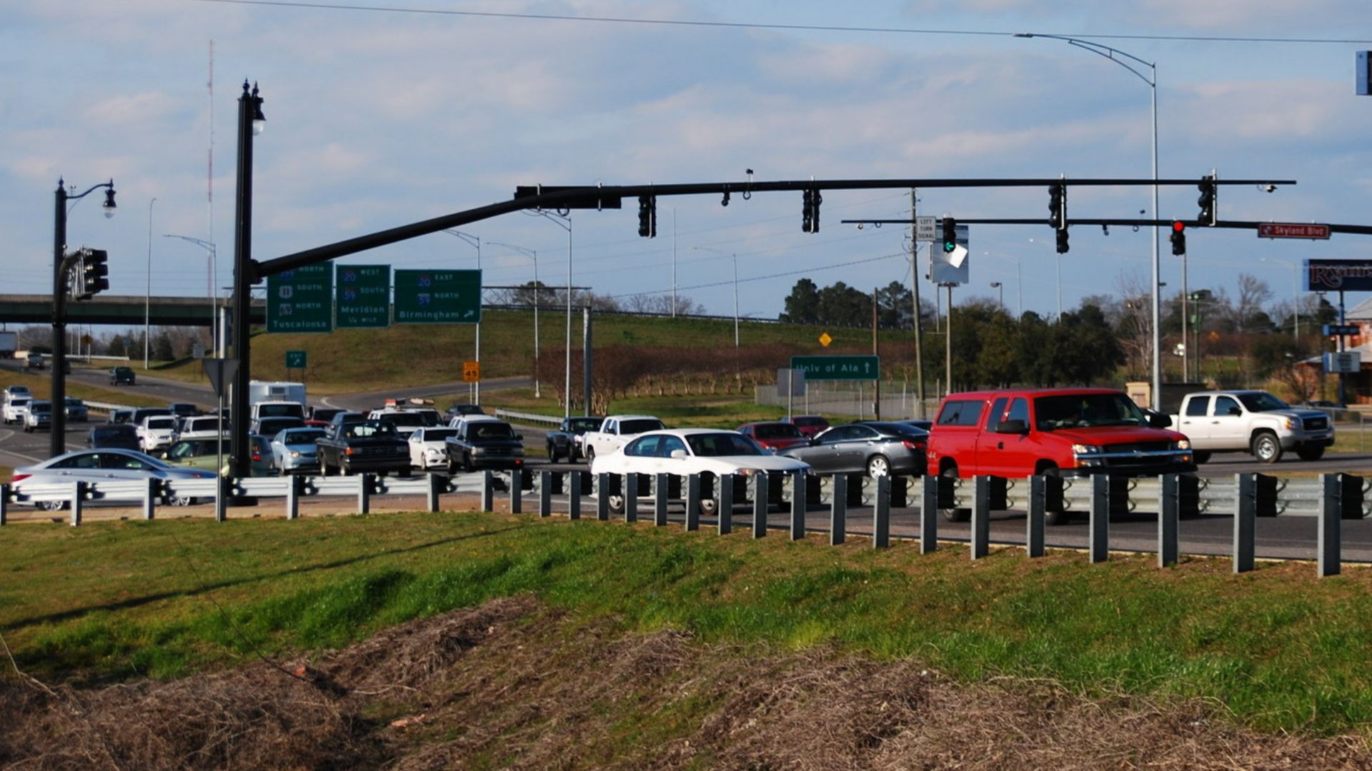 File:Tuscaloosa-traffic-alabama-highway-69-and-skyland-boulevard-d089b2f4c6ca6f30.jpg