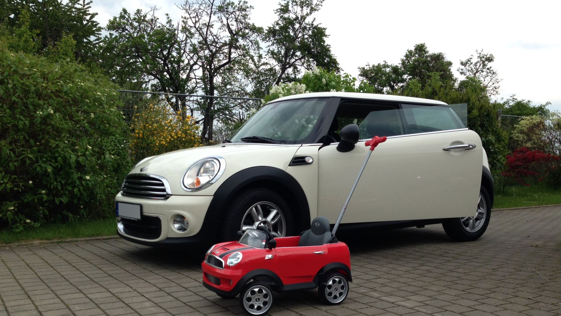File:Mini (Modell und Original).JPG