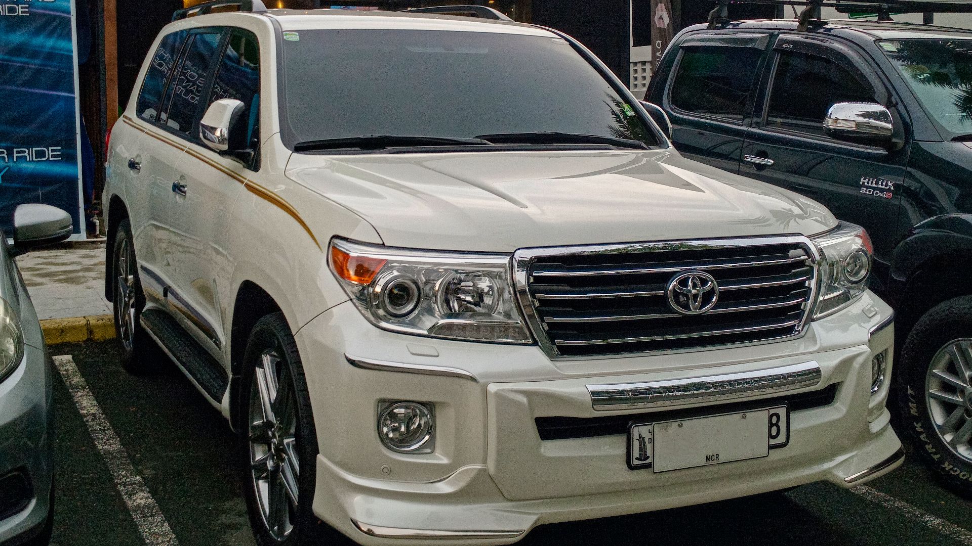 File:2015 Toyota Land Cruiser VX Limited in White Pearl, 07-05-2024.jpg