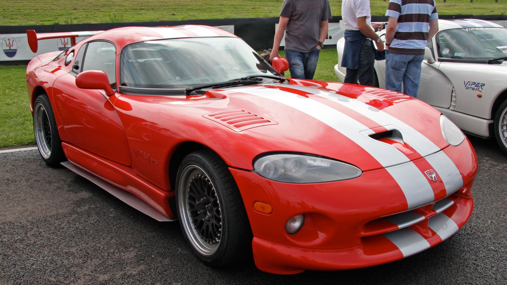 File:Dodge Viper GTS (Red-white) at the Goodwood Breakfast Club.jpg