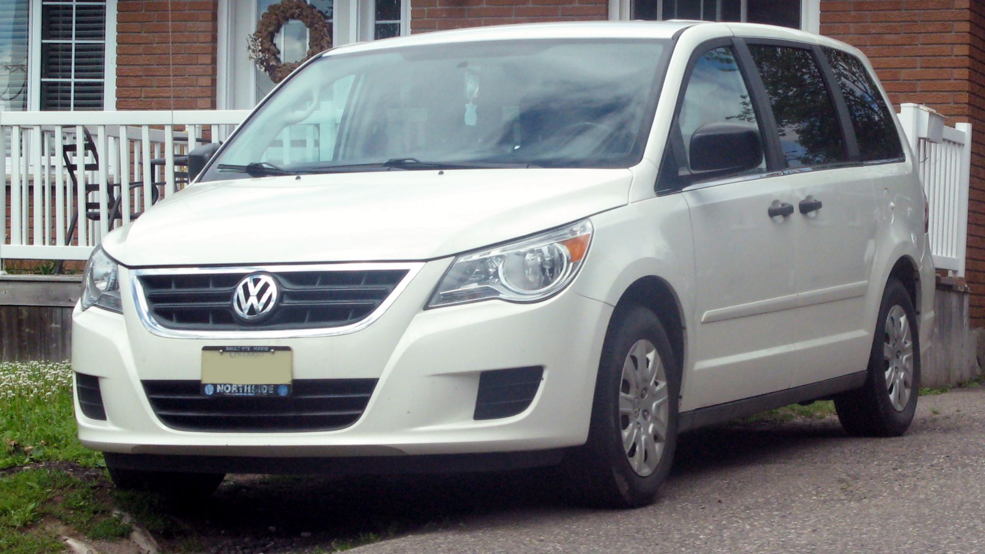 File:2012 Volkswagen Routan S, Front Left, 07-20-2020.jpg