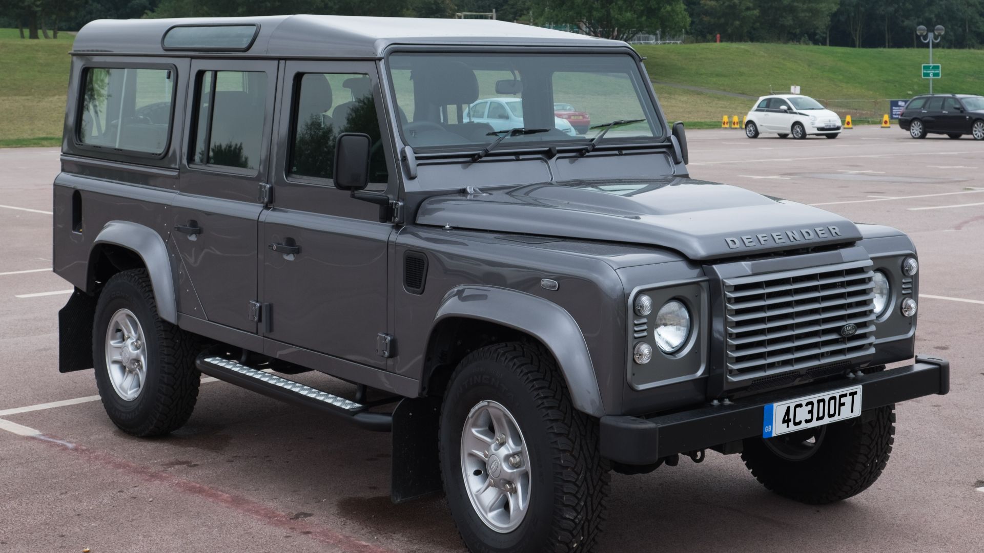 File:Land Rover Defender 110 Station Wagon 2016 - front.jpg