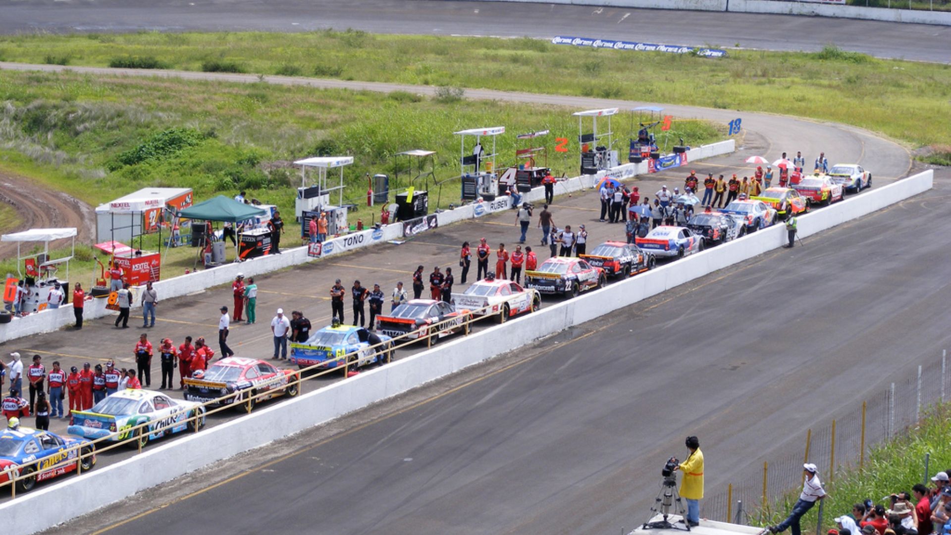 File:Bernardo Obregon pitlane.jpg
