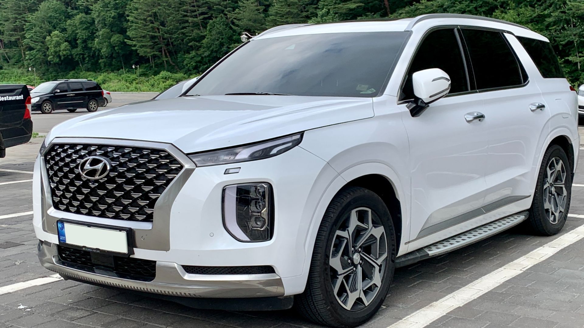File:Hyundai Palisade Calligraphy in White (front left).jpg