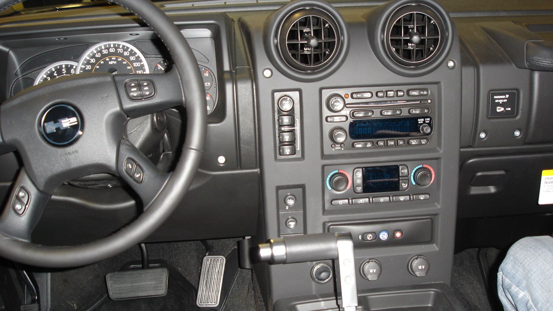 File:Hummer H2 inside.JPG