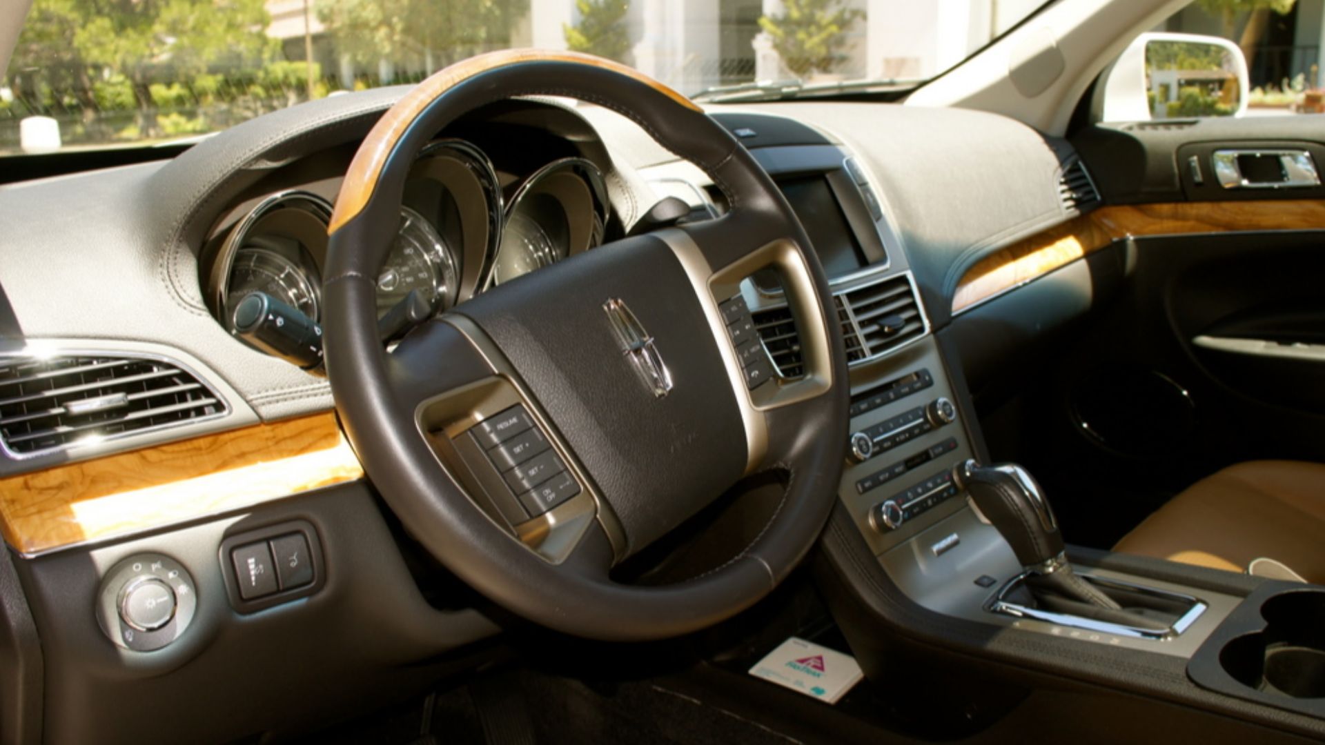 File:Driver's Side View of Lincoln MKT (5871524123).jpg