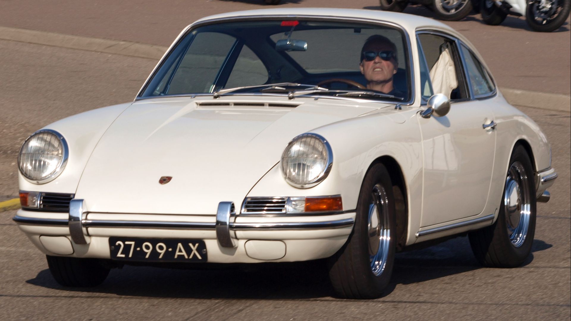 File:Porsche 911 dutch licence registration 27-99-AX.jpg