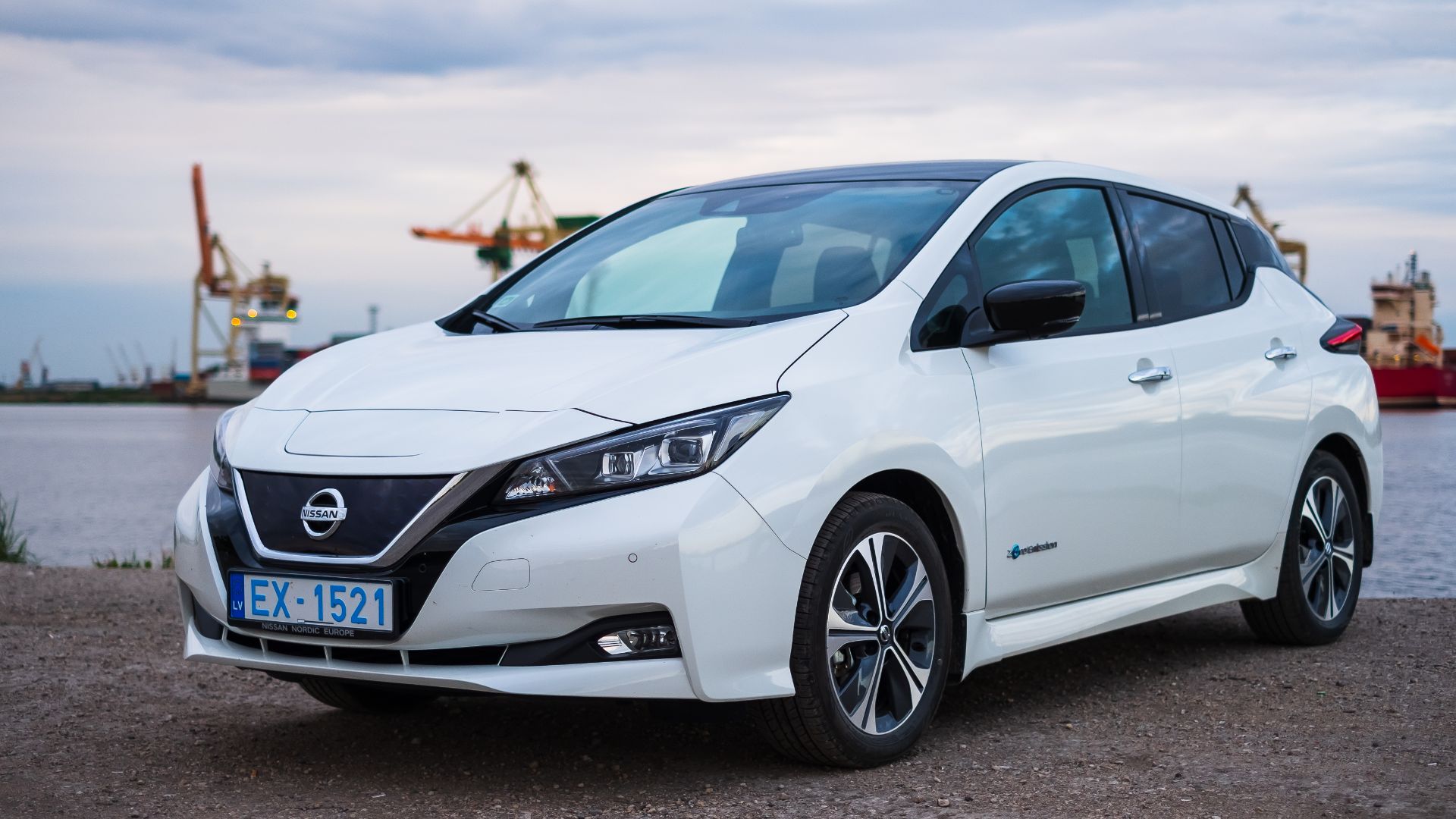 File:Nissan Leaf 2018 (31874639158).jpg