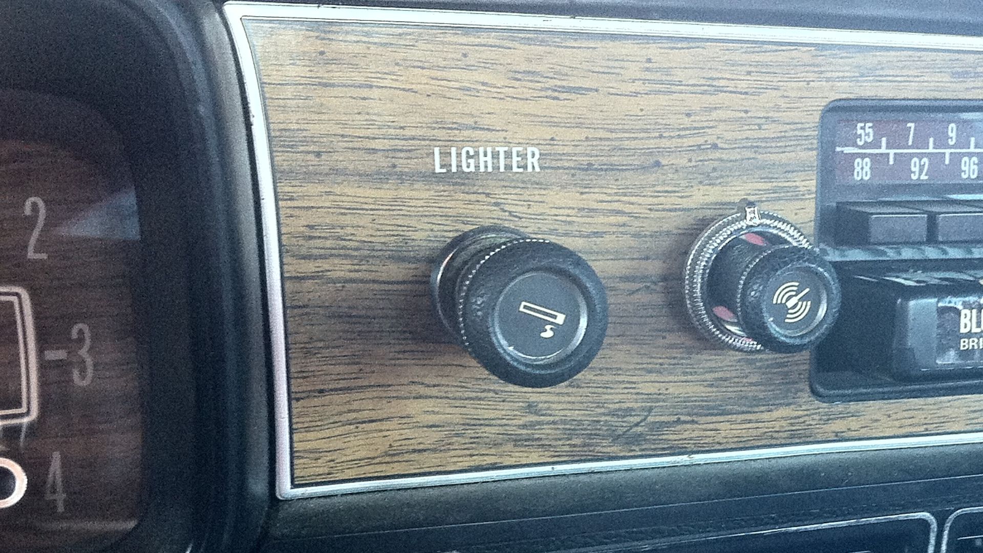 File:1978 AMC Matador sedan red NC detail of factory AM-FM-stereo-8-track unit.jpg