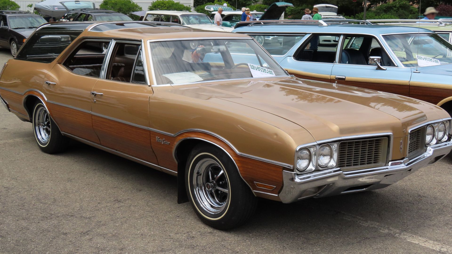 File:1970 Oldsmobile Vista Cruiser, front right (ISWC meet, July 15, 2023).jpg