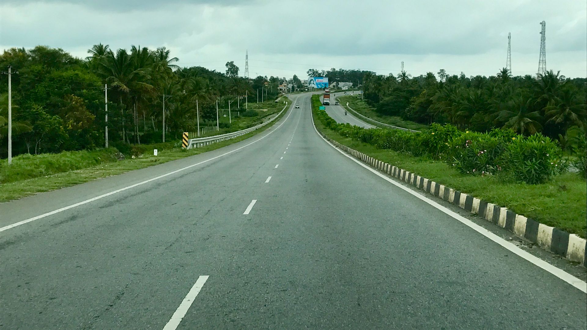 File:4 lane highway roads in India NH 48 Karnataka 3.jpg