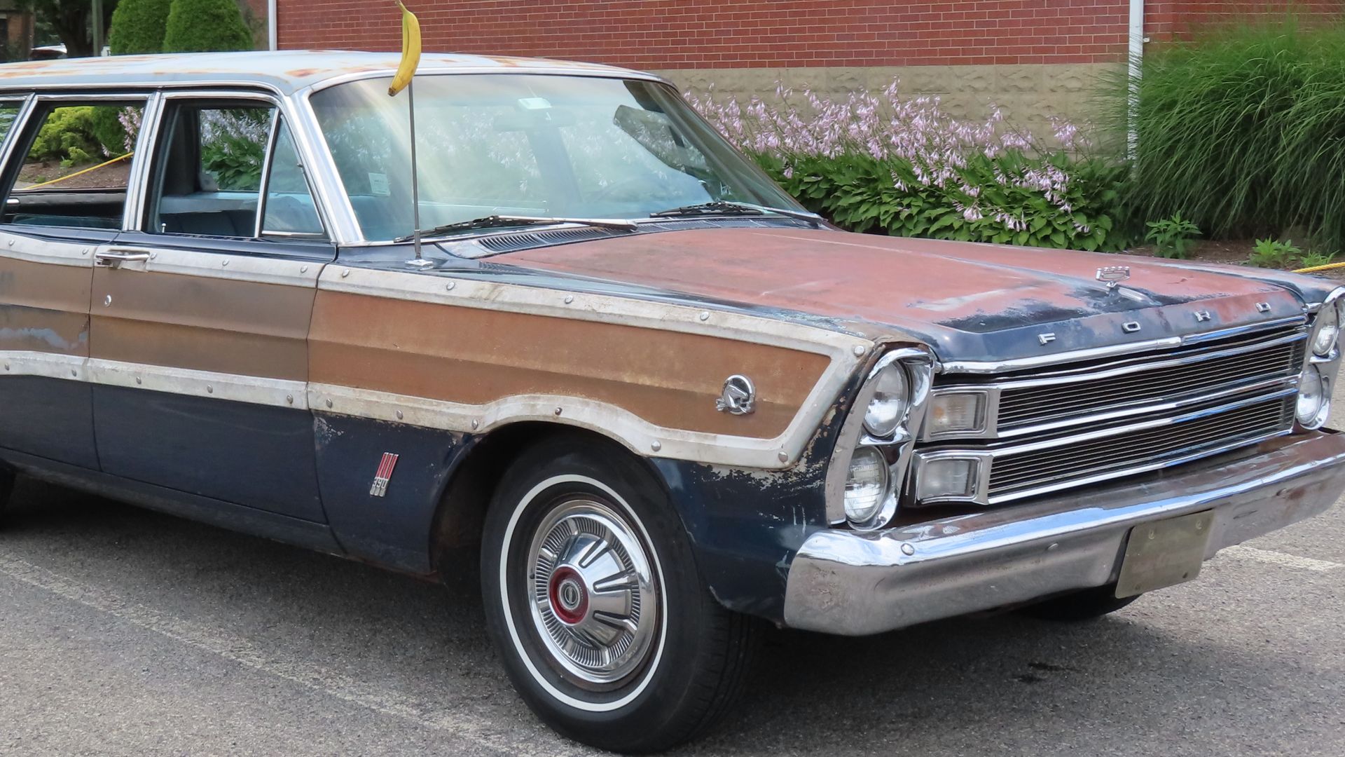 File:1966 Ford Country Squire, front right (ISWC meet, July 15, 2023).jpg