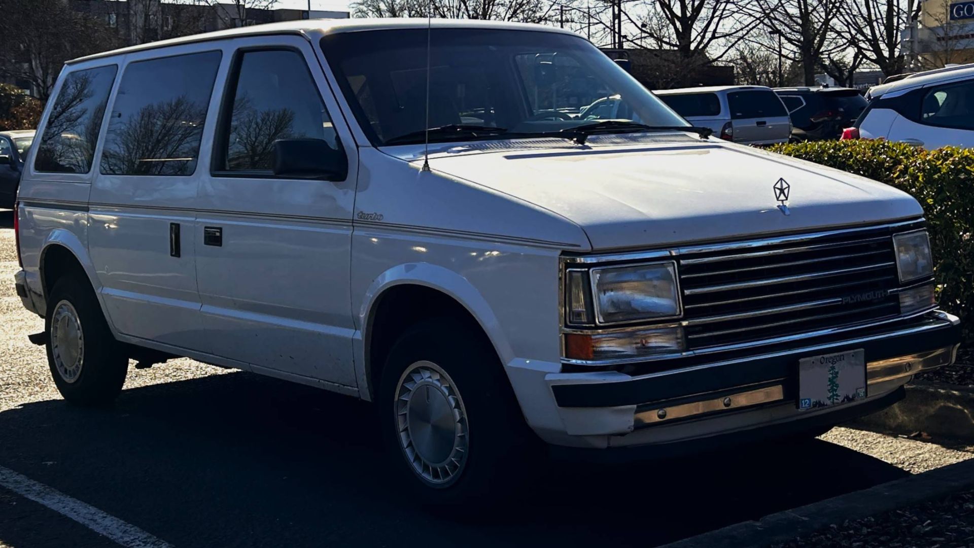 File:Plymouth Voyager SE Turbo 1989 right front view.jpg