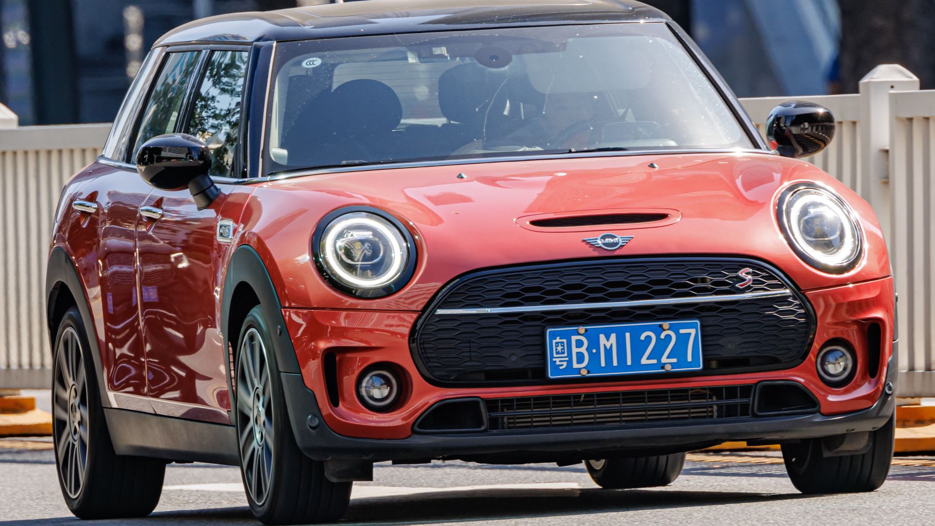 File:MINI COOPER S 5 DOOR (F55) China (2).jpg