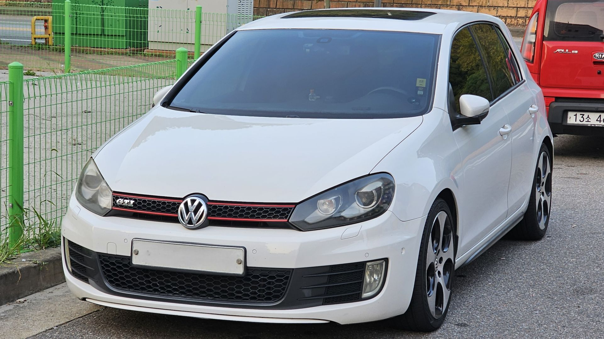File:Volkswagen Golf GTI Mk6 Candy White (1).jpg