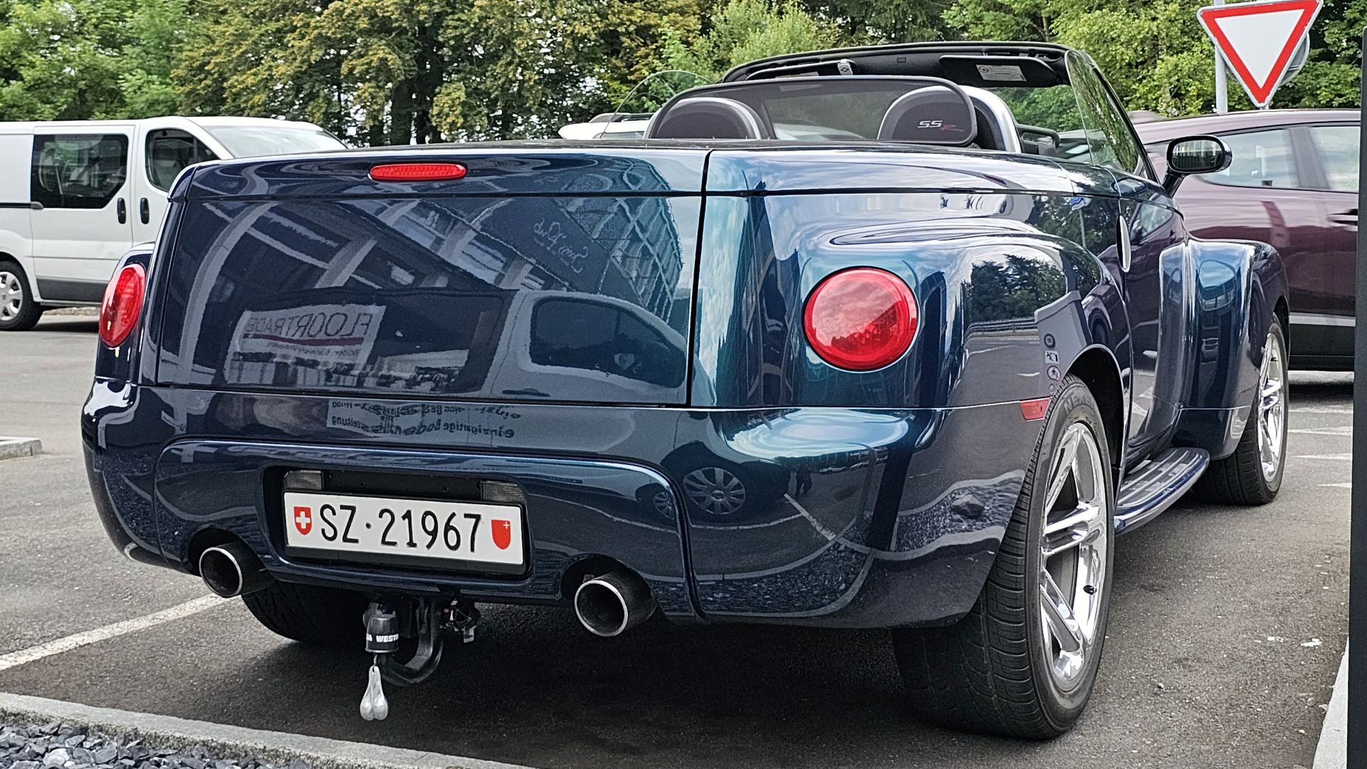 File:Chevrolet SSR GMT368 Aqua Blur Metallic (6).jpg