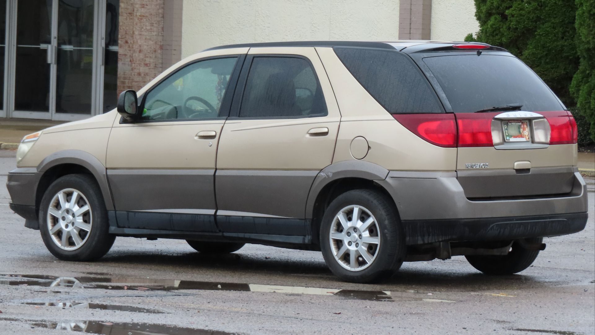 File:2005 Buick Rendezvous CX, rear left, 10-29-2023.jpg