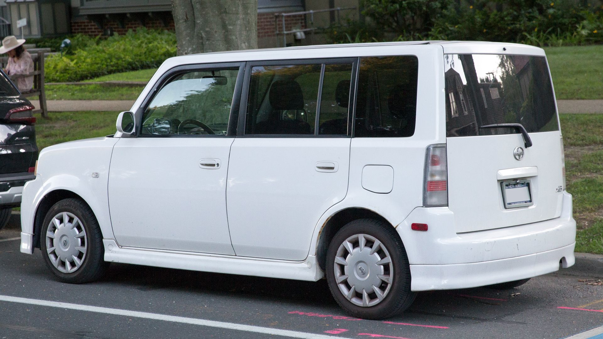 File:2005 Scion xB in Polar White, rear left.jpg