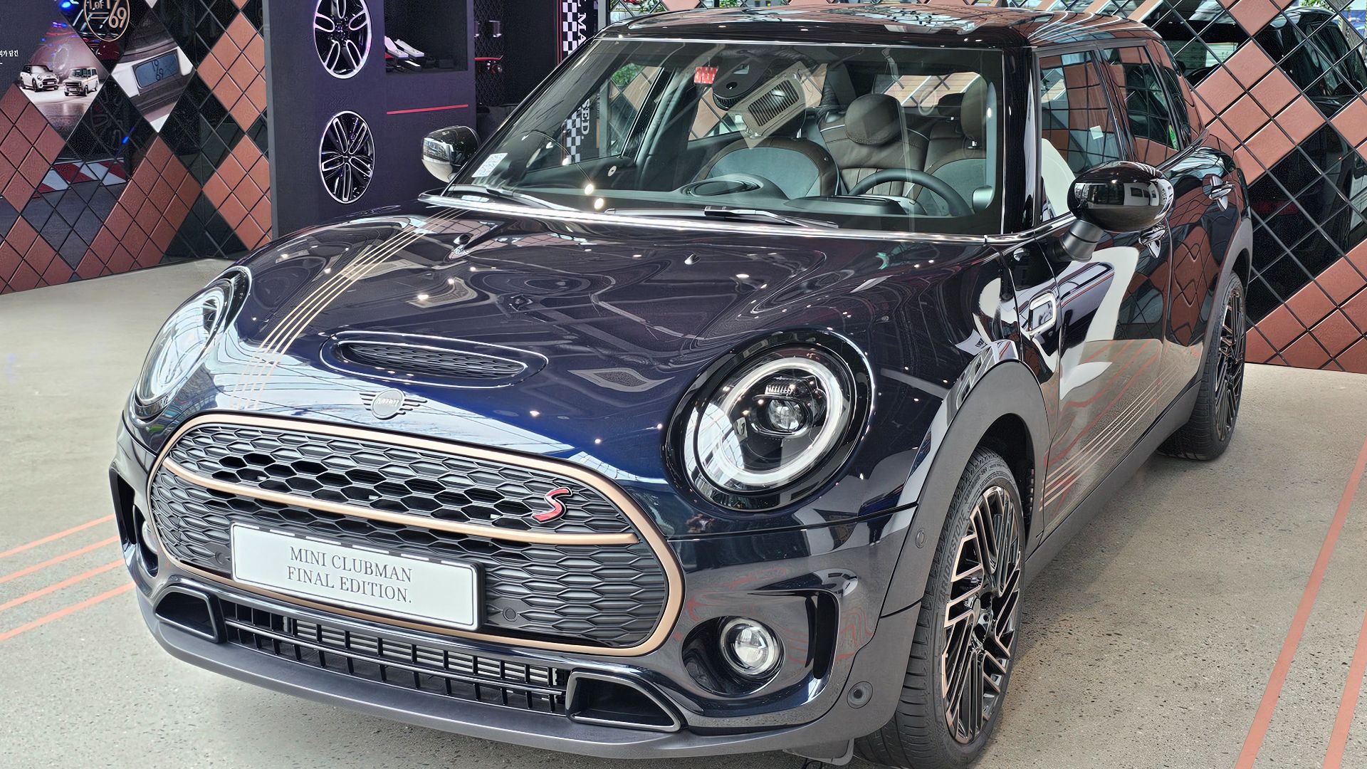 File:MINI F54 LCI Clubman Cooper S Final Edition Enigmatic Black (1).jpg