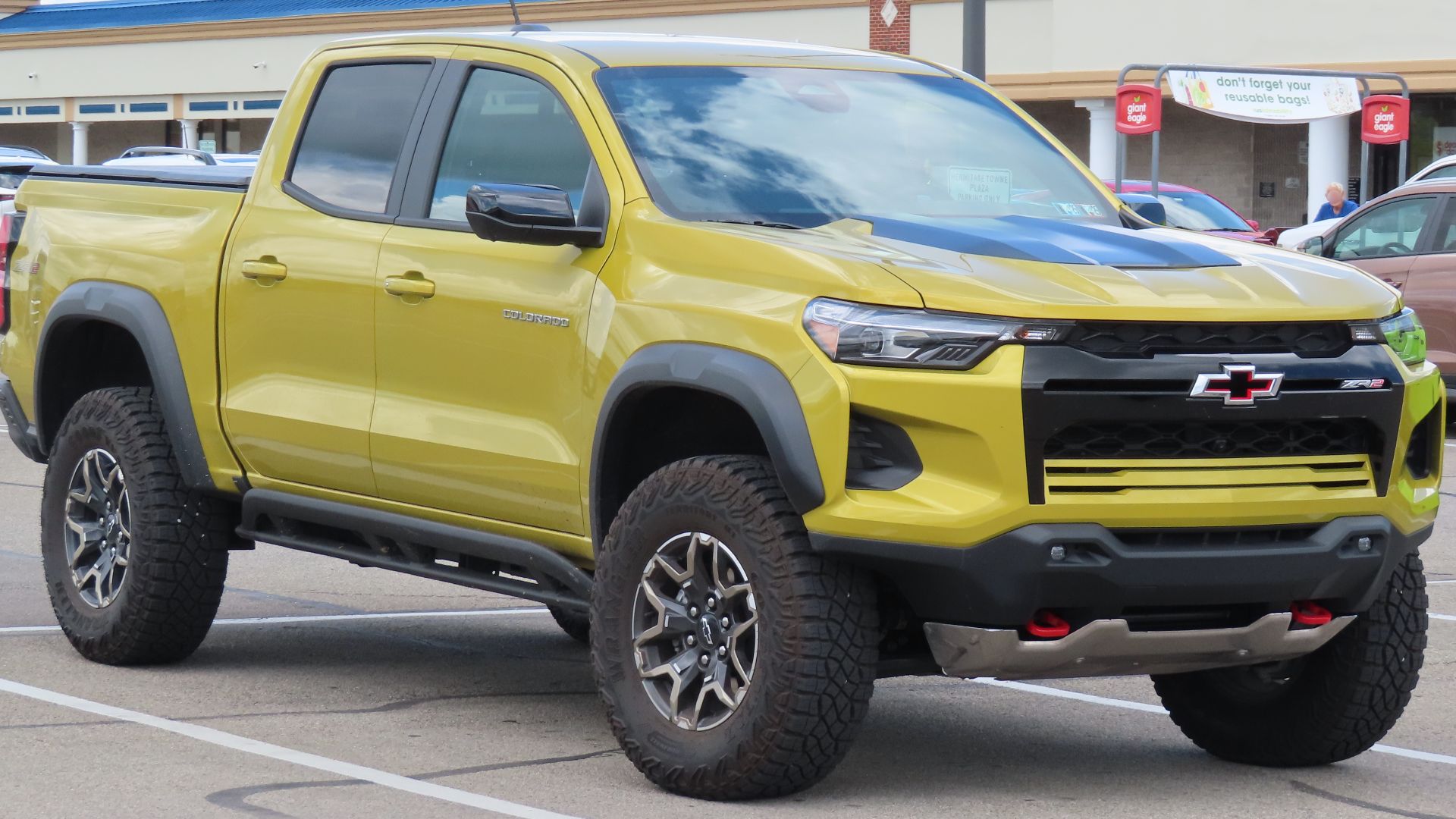File:2024 Chevrolet Colorado ZR2, front right, 07-18-2024.jpg