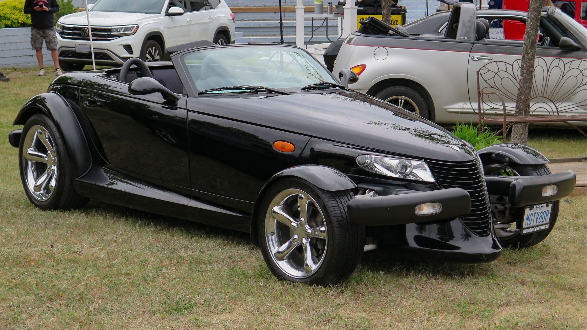 File:2000 Plymouth Prowler in Prowler Black Clearcoat, Front Right, 06-10-2023.jpg