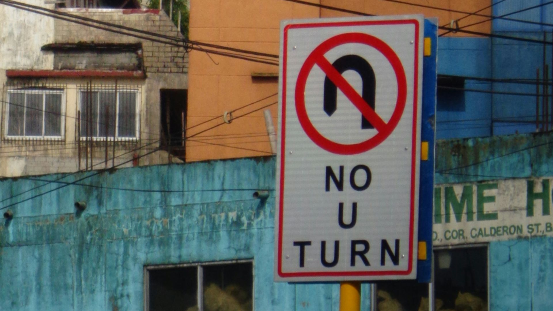 a no turn sign in front of a building